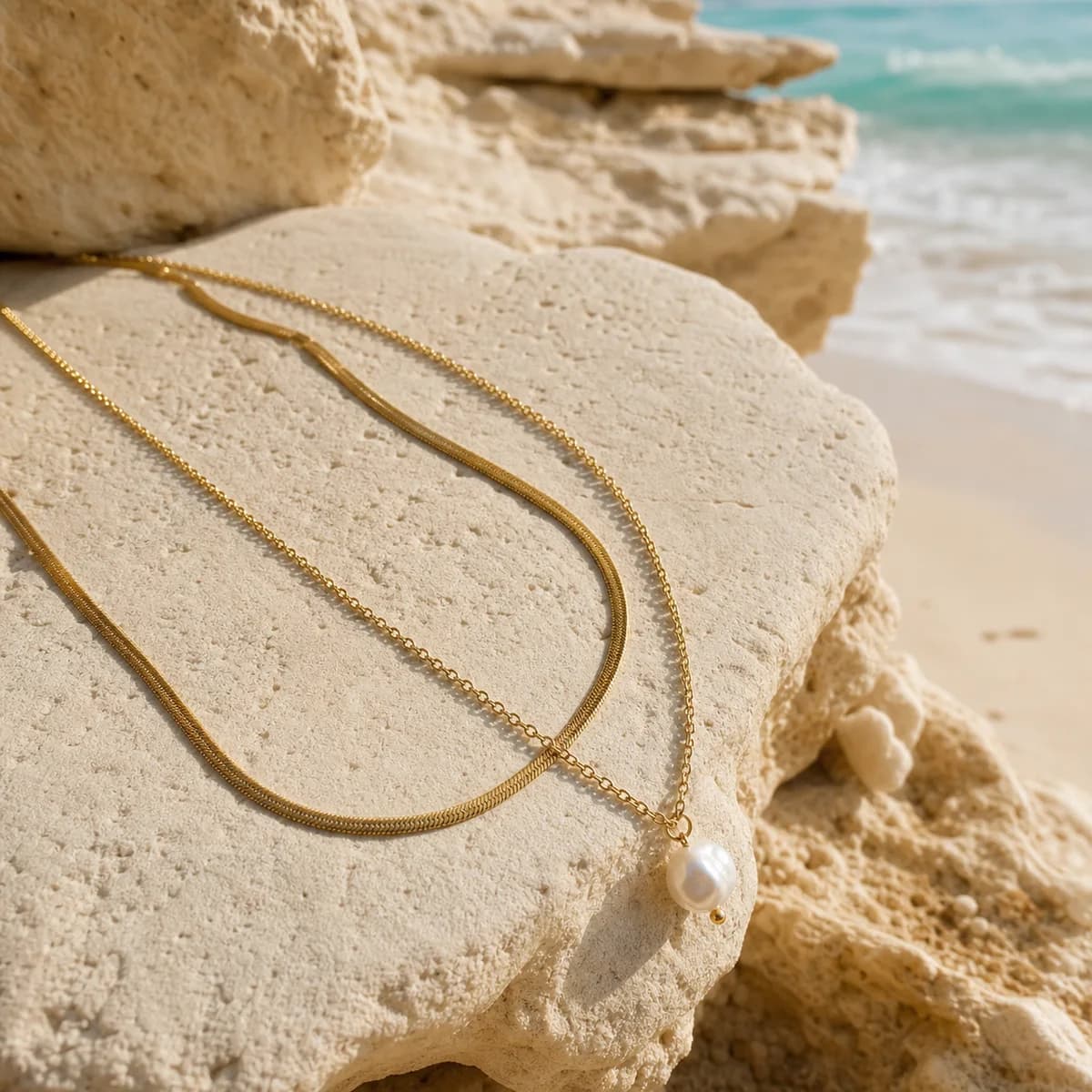 Collier Calypso, mise en scène sur pierre claire au bord de la mer